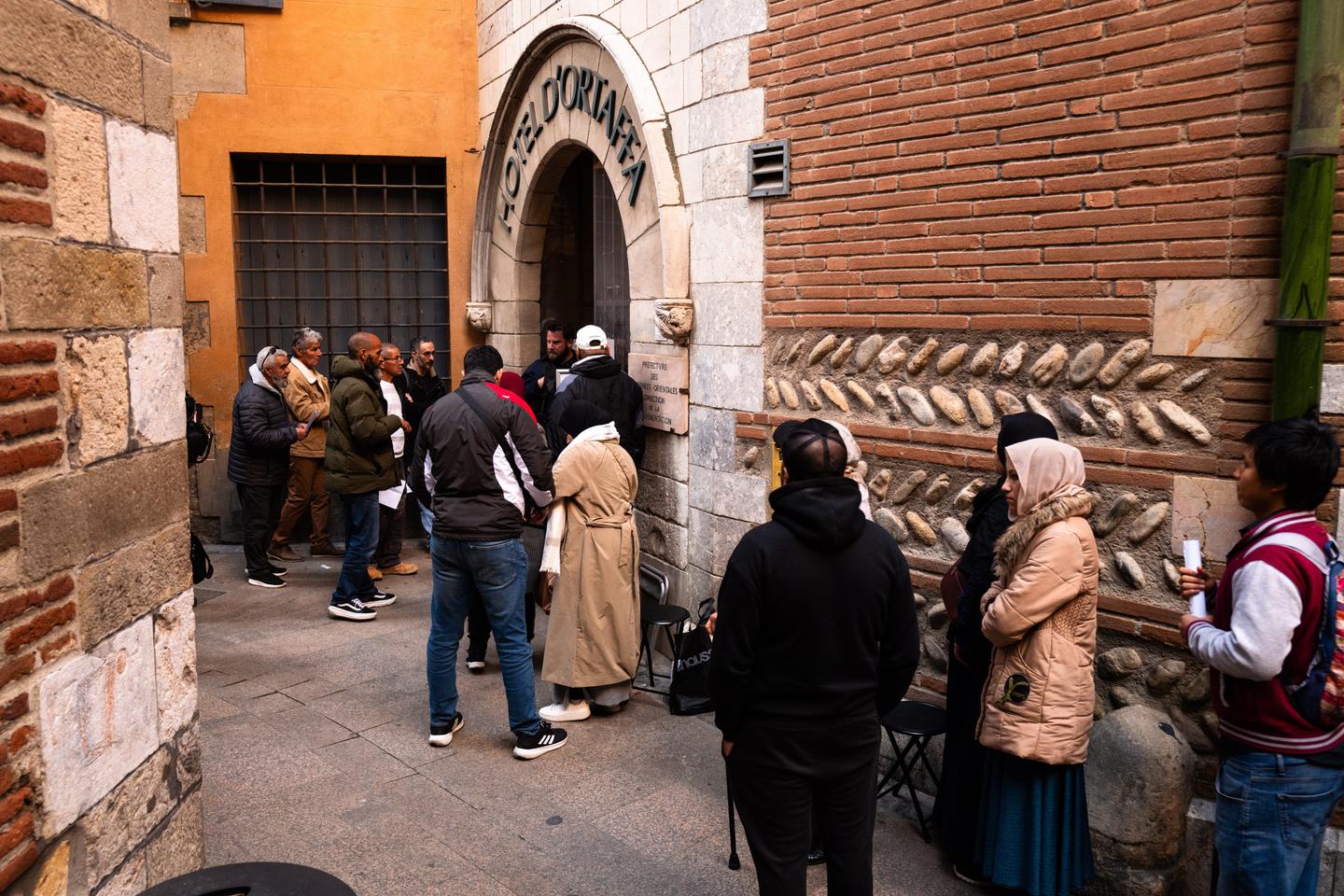 Immigration : un an après la circulaire Retailleau, les régularisations en chute libre