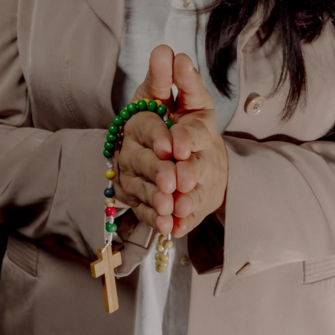 Hadis, 39&nbsp;ans, est ingénieure informatique. Elle s’est convertie au catholicisme en&nbsp;2023 et prie régulièrement. Ici, le&nbsp;4&nbsp;décembre&nbsp;2025,&nbsp;en Île-de-France.