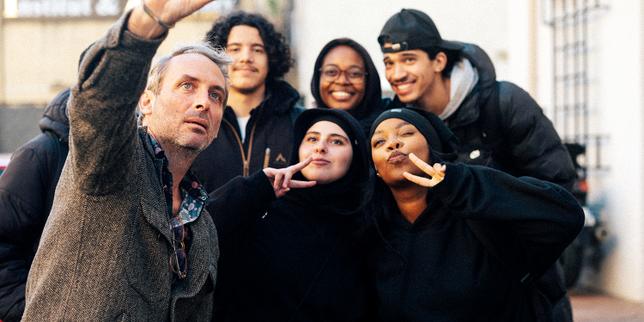 A Marseille, l’écho optimiste de « Tout va bien » : « Je voulais montrer ce qu’on ne voit pas, des jeunes migrants qui apprennent notre langue, suivent une formation et trouvent leur place »