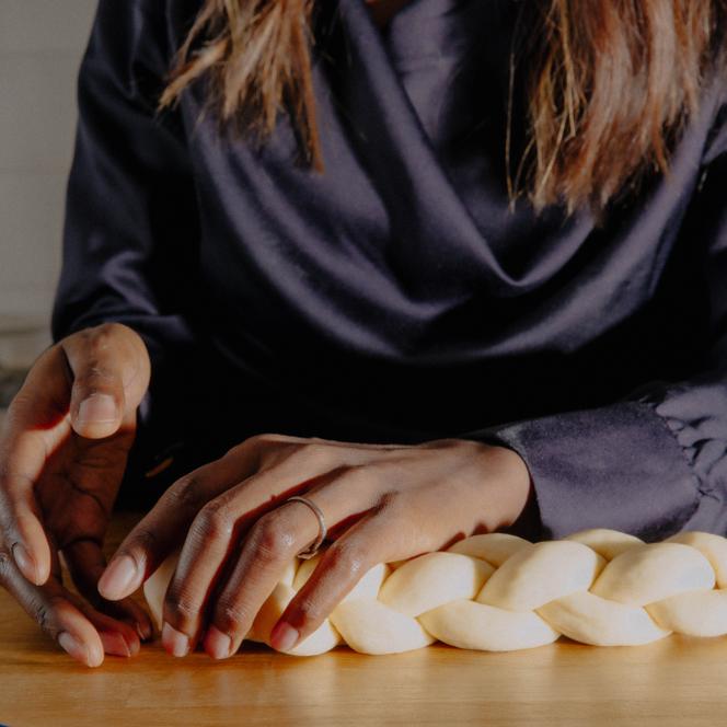 Dalhia Taieb, 31 ans, prépare des hallots (pains de shabbat), le 3 décembre 2025. « Faire du pain, c’est au final très métaphorique de ma spiritualité. Cela montre qu’on peut partir de rien, avec juste de l’eau et de la farine et, véritablement, créer quelque chose », explique-t-elle.