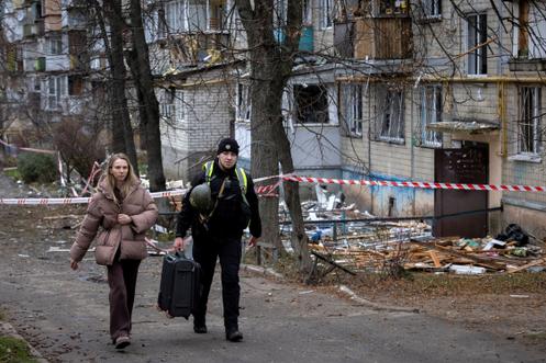 Evacuation d’un immeuble résidentiel à la suite de l’attaque aérienne russe sur Kiev, le 23 décembre 2025.