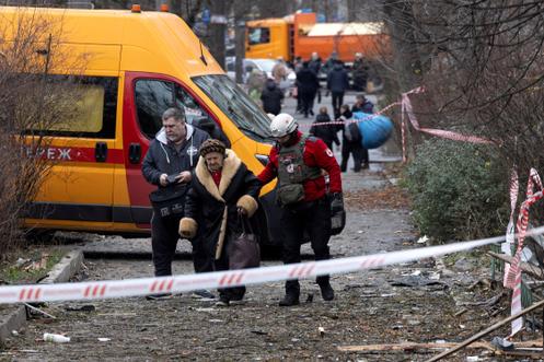 Evacuation d’un immeuble résidentiel à la suite de l’attaque aérienne russe sur Kiev, le 23 décembre 2025.