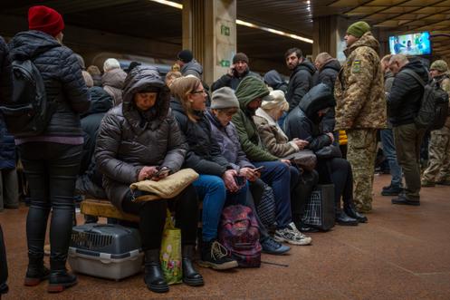 Dans le métro de Kiev servant d’abris aérien, à la suite de l’attaque aérienne russe, le 23 décembre 2025.