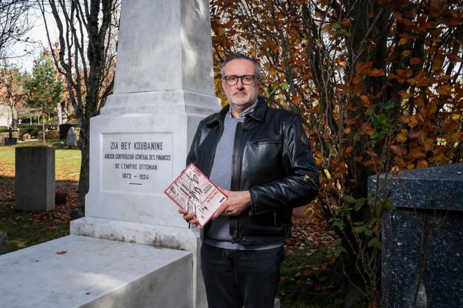 L’historien Patrick Minder, sur la tombe de «&nbsp;Zia Bey Koubanine, ancien contrôleur général des finances de l’Empire ottoman&nbsp;», à Fribourg (Suisse).

