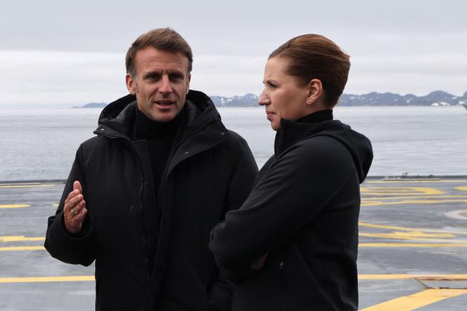Emmanuel Macron et la première ministre danoise, Mette Frederiksen, à bord de la frégate danoise « Niels Juel », à Nuuk (Groenland), le 15 juin 2025. 