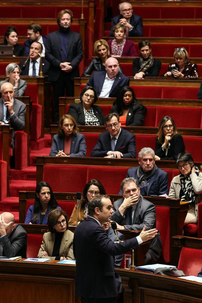 Le premier ministre, Sébastien Lecornu, s’exprime lors d’une séance de questions au gouvernement à l’Assemblée nationale, à Paris, le 23&nbsp;décembre&nbsp;2025.