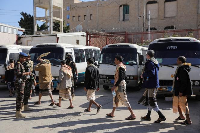 Des personnes détenues par les houthistes se dirigent vers un bus lors de leur libération à Sanaa, au Yémen, le 25 janvier 2025. 