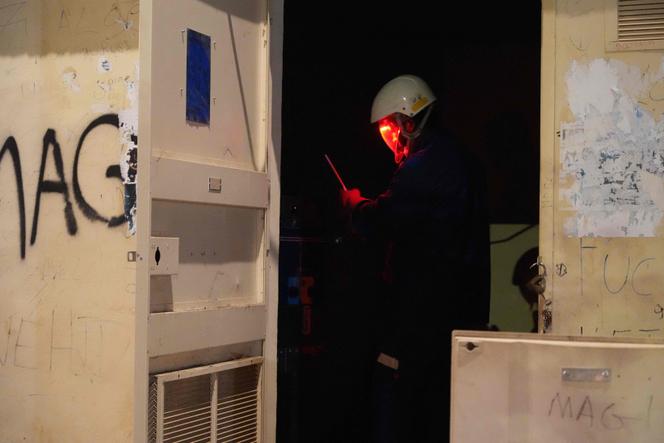 Um técnico trabalha para restaurar a eletricidade, em Sada, na ilha de Mayotte, em 23 de dezembro de 2025. 