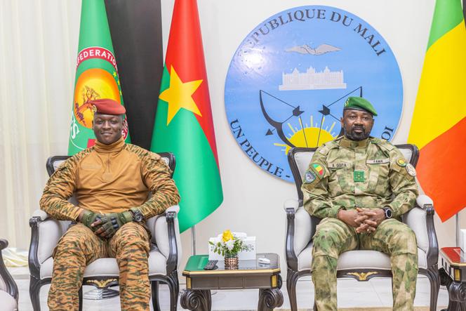 O Capitão Ibrahim Traoré do Burkina Faso (à esquerda) senta-se ao lado do General Assimi Goïta do Mali, durante a segunda cimeira sobre segurança e desenvolvimento em Bamako, Mali, terça-feira, 23 de dezembro de 2025.