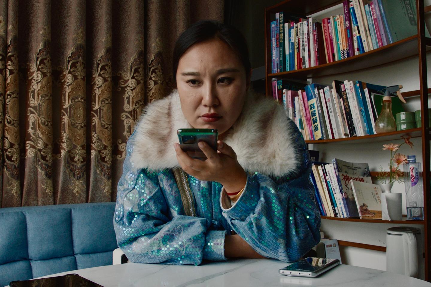 « Chasseuse de maîtresse », sur Society+ : le mari, la femme, l’amante et la briseuse d’adultère