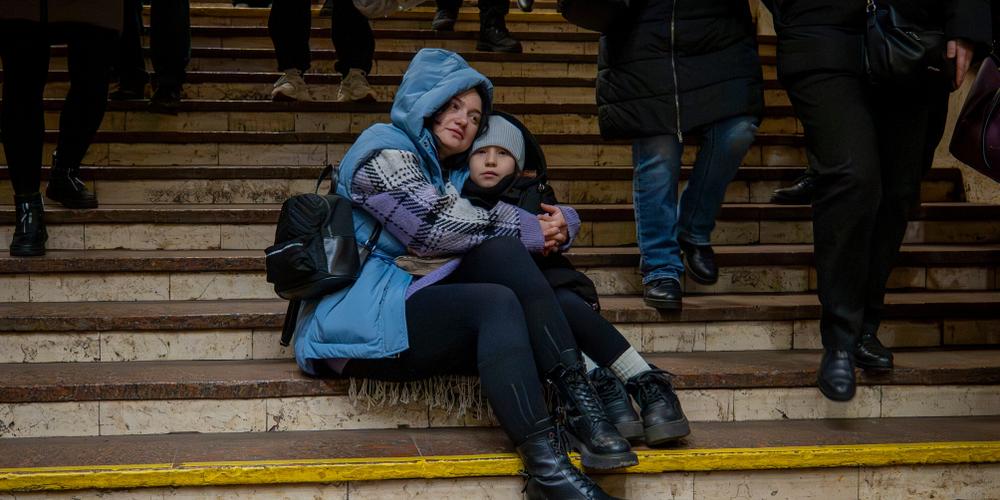 Des personnes se réfugient dans une station de métro lors d’une attaque de drones russes, à Kiev, le 23 décembre 2025. - DAN BASHAKOV/AP