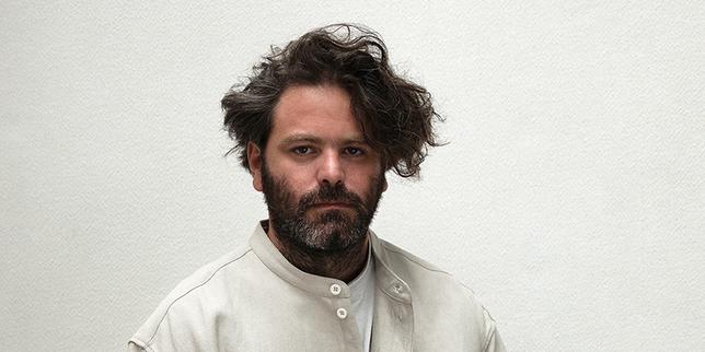 Le vestiaire déconstruit du designer Hed Mayner