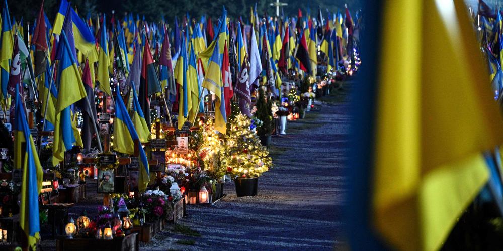 Des tombes de soldats ukrainiens tombés au combat sont décorées pour les fêtes de fin d’année, au cimetière militaire de Lychakiv, à Lviv, en Ukraine, le 23 décembre 2025. - YURIY DYACHYSHYN / AFP