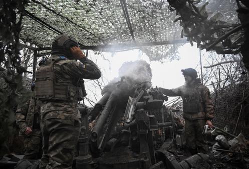 Des artilleurs des forces armées ukrainiennes tirent avec un obusier en direction des troupes russes, dans l’oblast de Dnipropetrovsk, en Ukraine, le 24 décembre 2025.