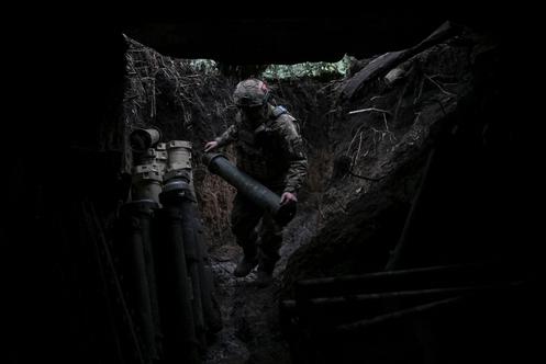 Un artilleur des forces armées ukrainiennes s’apprête à tirer avec un obusier sur les troupes russes, dans l’oblast de Dnipropetrovsk, en Ukraine, le 24 décembre 2025.