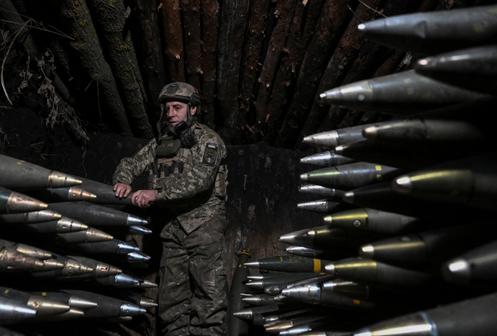 Un artilleur des forces armées ukrainiennes prépare des obus, dans l’oblast de Dnipropetrovsk, en Ukraine, le 24 décembre 2025.
