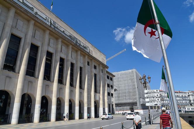 Des Algériens marchent devant le bâtiment de l’Assemblée populaire nationale, à Alger, le 10 septembre 2020.
