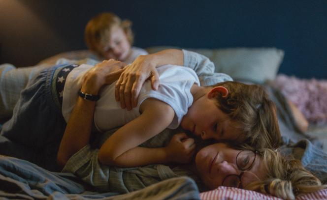 Valéria Bruni-Tedeschi (Sandra  Ferney) et César Botti (Elliot) dans « L’Attachement » (2024), de Carine Tardieu.