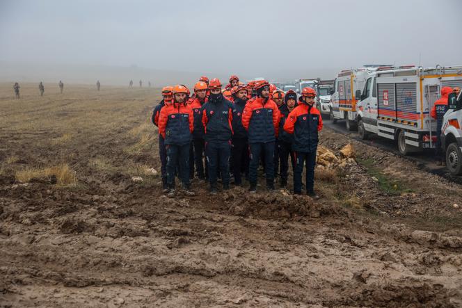 Lors des recherches sur le site du crash qui a coûté la vie au chef d’état-major libyen, près d’Ankara (Turquie) le 24&nbsp;décembre 2025. 