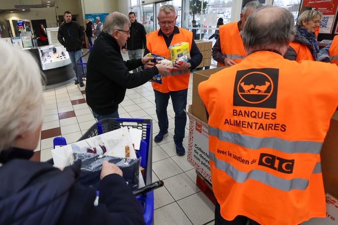Lors d’une collecte de denrées alimentaires organisée par la banque alimentaire du Nord dans un supermarché de Nieppe (Nord), le 29 novembre 2025. 