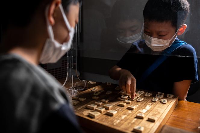 Des élèves s’entraînent au shogi lors d’un cours dans une école de shogi, à Kashiwa, dans la région de Chiba (Japon), le 3&nbsp;octobre 2021. 