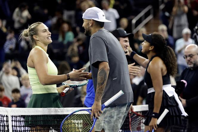 Aryna Sabalenka et Nick Kyrgios lors d’une exhibition avec Naomi Osaka et Tommy Paul, à New York, le 8&nbsp;décembre 2025. 