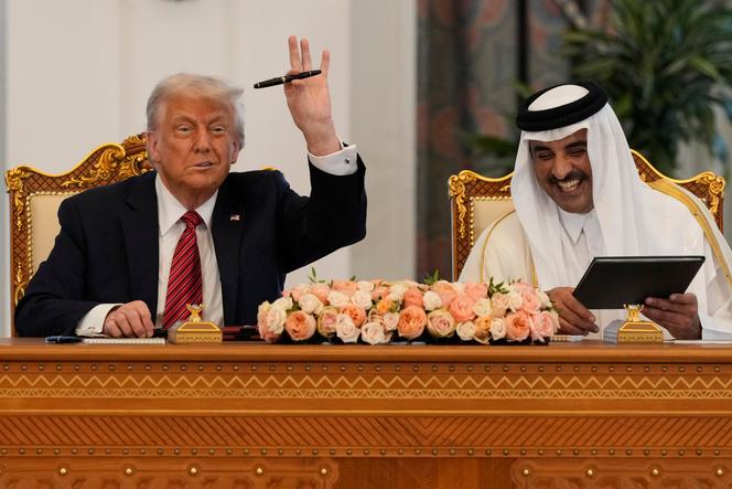 Le président américain Donald Trump brandit un stylo offert par l’émir du Qatar, le cheikh Tamim ben Hamad Al Thani, à Doha, le 14 mai 2025.