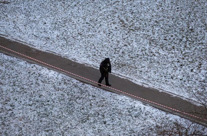 Un agent des forces de l’ordre travaille près du lieu où deux agents de la police routière ont été tués dans une explosion, à Moscou, le 24&nbsp;décembre&nbsp;2025. 