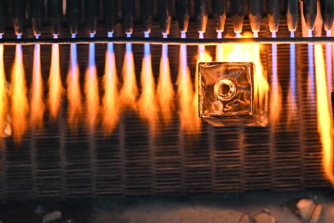 Un flacon de parfum sur la chaîne de production de l’usine du groupe Pochet, à Hodeng-au-Bosc (Seine-Maritime), le 28&nbsp;mars&nbsp;2025.