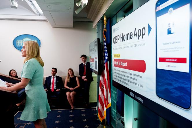 Une application de l’agence américaine des douanes et de la protection des frontières dotée d’une «&nbsp;fonctionnalité de signalement d’auto-expulsion pour les étrangers en situation irrégulière dans le pays&nbsp;» est présentée, lors d’un point de presse à la Maison Blanche, à Washington, DC, le 11&nbsp;mars&nbsp;2025.