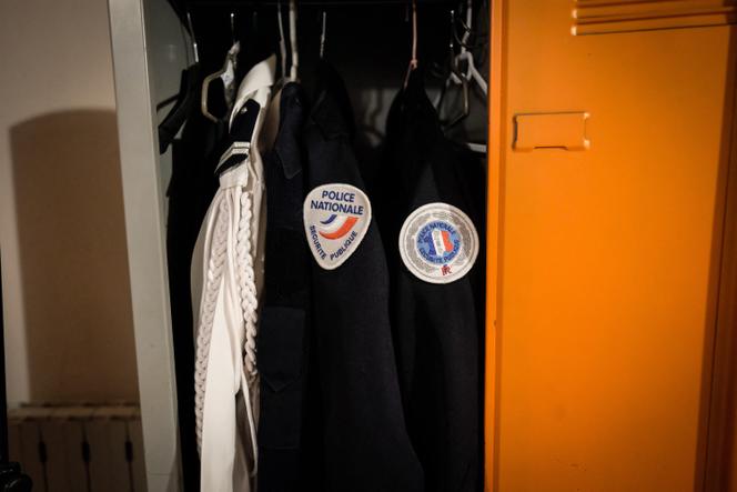 Dans le vestiaire du commissariat de police de Nevers, le 6 juillet 2022. 