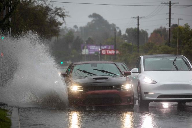 Sur un boulevard de Los Angeles inondé, mercredi 24 décembre 2025.