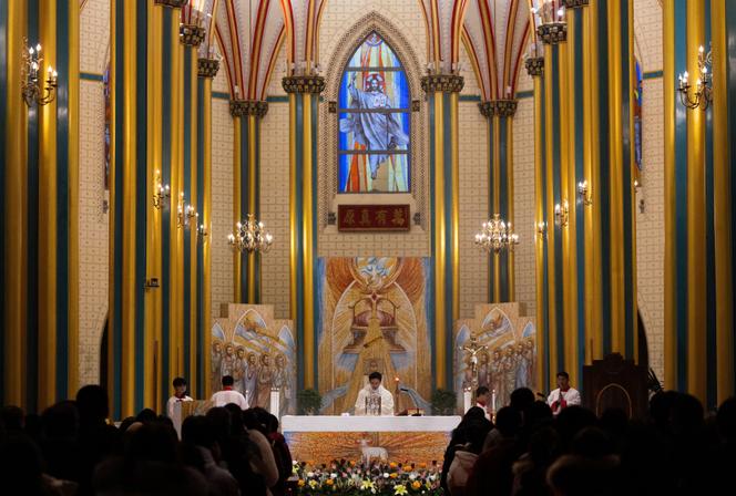 Padre celebrando missa na Catedral de Xishiku, também conhecida como Catedral do Norte, em Pequim, China, 24 de dezembro de 2025. REUTERS/Maxim Shemetov