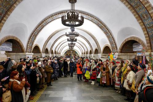 Chorales dans le métro de Kiev, le 25 décembre 2025.