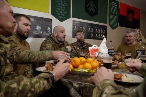 Des militaires de la garde nationale ukrainienne, lors d’un dîner de Noël près de la ligne de front, dans l’oblast de Kharkiv, en Ukraine, le 24 décembre 2025.