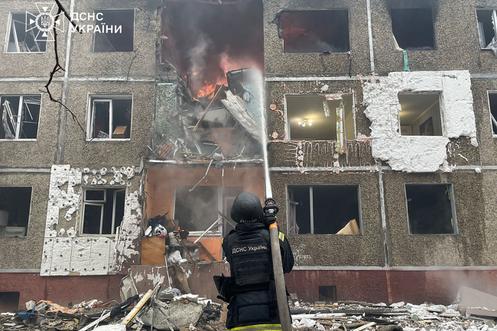 Un immeuble résidentiel endommagé par une frappe de drone à Tchernihiv (Ukraine), le 25 décembre 2025.
