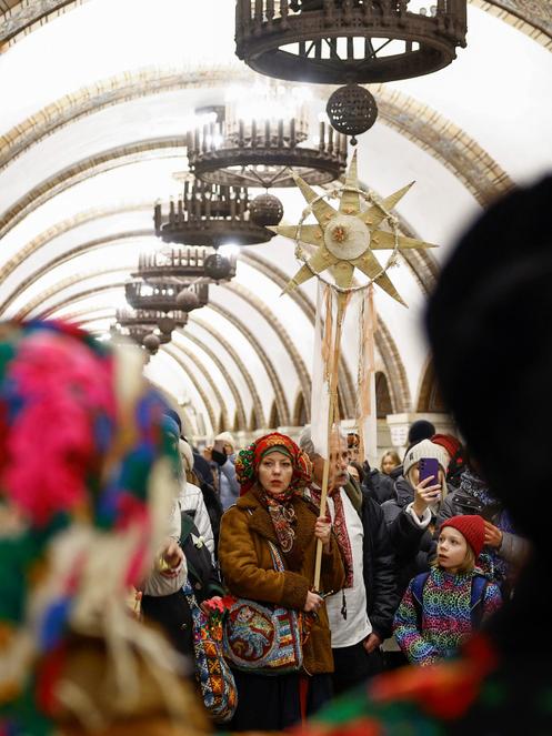 Dans le métro de Kiev, le 25 décembre 2025.