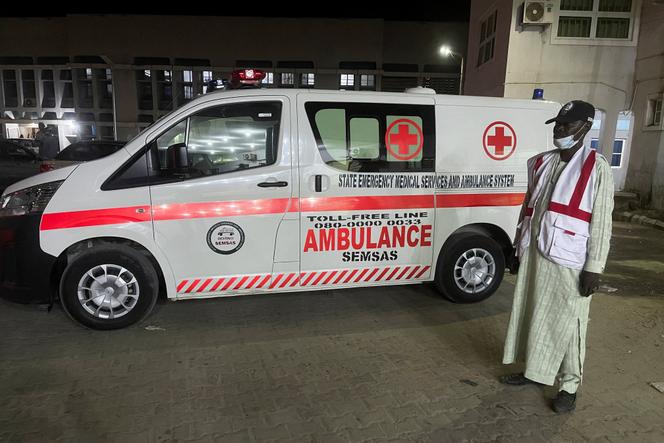 Devant l’hôpital de Maiduguri (Etat de Borno, Nigeria), où plusieurs blessés de l’attentat dans une mosquée de la ville sont traités, mercredi 24 décembre 2025. 