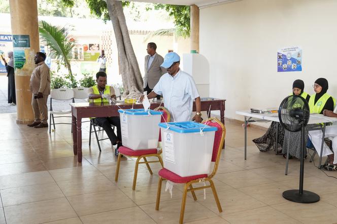 Un électeur dépose son bulletin dans un bureau de vote lors des élections municipales à Mogadiscio, le 25 décembre 2025.