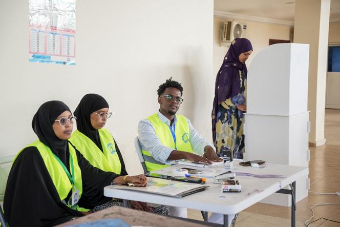 Une électrice dans un isoloir, lors des élections municipales à Mogadiscio, le 25 décembre 2025.