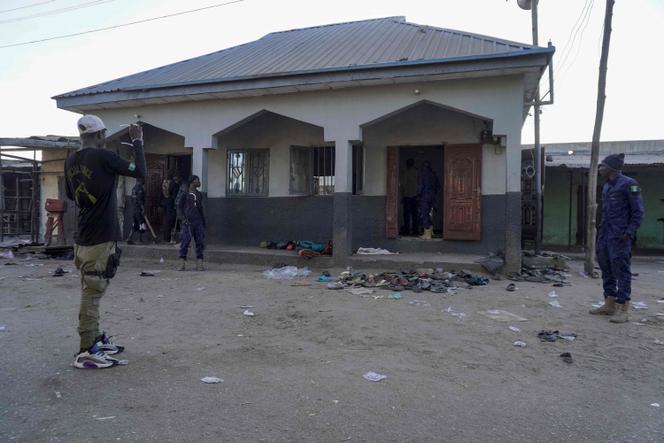 Des membres de la Force opérationnelle interarmées civile nigériane se tiennent sur les lieux d’une explosion, survunue dans une mosquée du marché du nord-est du pays, le 25&nbsp;décembre 2025.