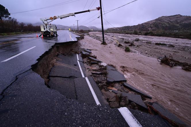 Une partie de la route d’Etat 138 emportée par les inondations, à l’extérieur de Wrightwood, en Californie,  le 24 décembre 2025. 