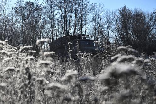 Des militaires de la 152ᵉ brigade de chasseurs des forces armées ukrainiennes conduisent un lance-roquettes sur la ligne de front, dans l’oblast de Donetsk, en Ukraine, le 25 décembre 2025.