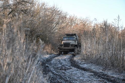 Des militaires des forces armées ukrainiennes conduisent un lance-roquettes sur la ligne de front, dans l’oblast de Donetsk, en Ukraine, le 25 décembre 2025.
