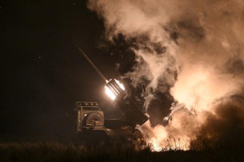 Un lance-roquettes tire en direction des troupes russes, sur la ligne de front, dans l’oblast de Donetsk, en Ukraine, le 25 décembre 2025.