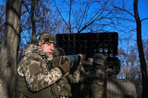 Des militaires ukrainiens chargent un obus dans un lance-roquettes, dans l’oblast de Donetsk, en Ukraine, le 25 décembre 2025.