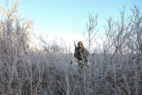 Un soldat des forces armées ukrainiennes, sur une position en première ligne, dans l’oblast de Donetsk, en Ukraine, le 25 décembre 2025.