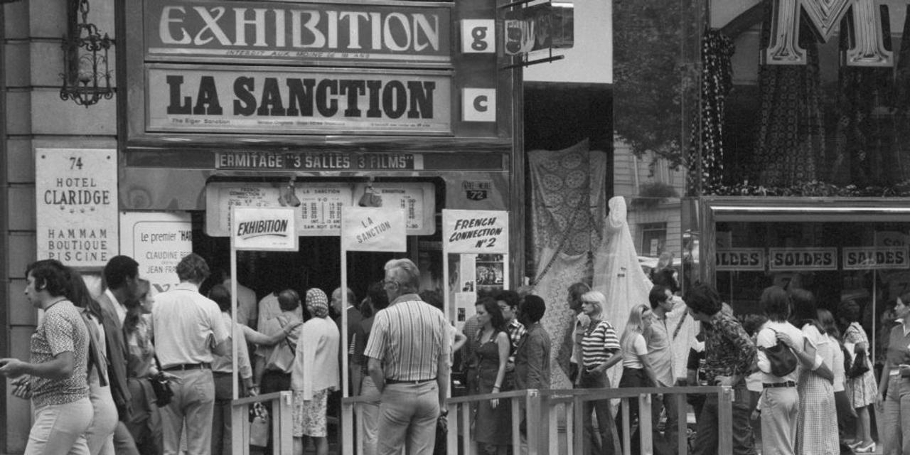 Un cinéma pornographique et les affiches des films projetés en aout 1975 à Paris, France. (Photo by Michel ARTAULT/Gamma-Rapho via Getty Images)