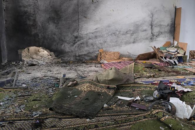 A la suite de l’explosion survenue à l’intérieur d’une mosquée de Homs, en Syrie, le 26 décembre 2025.