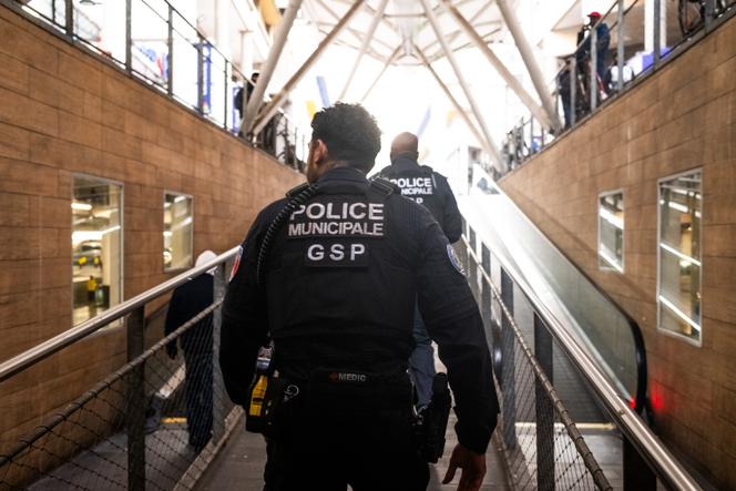 Des policiers au centre commercial situé dans le quartier de la Basilique, à Saint-Denis (Seine-Saint-Denis),  le 15 décembre 2025.